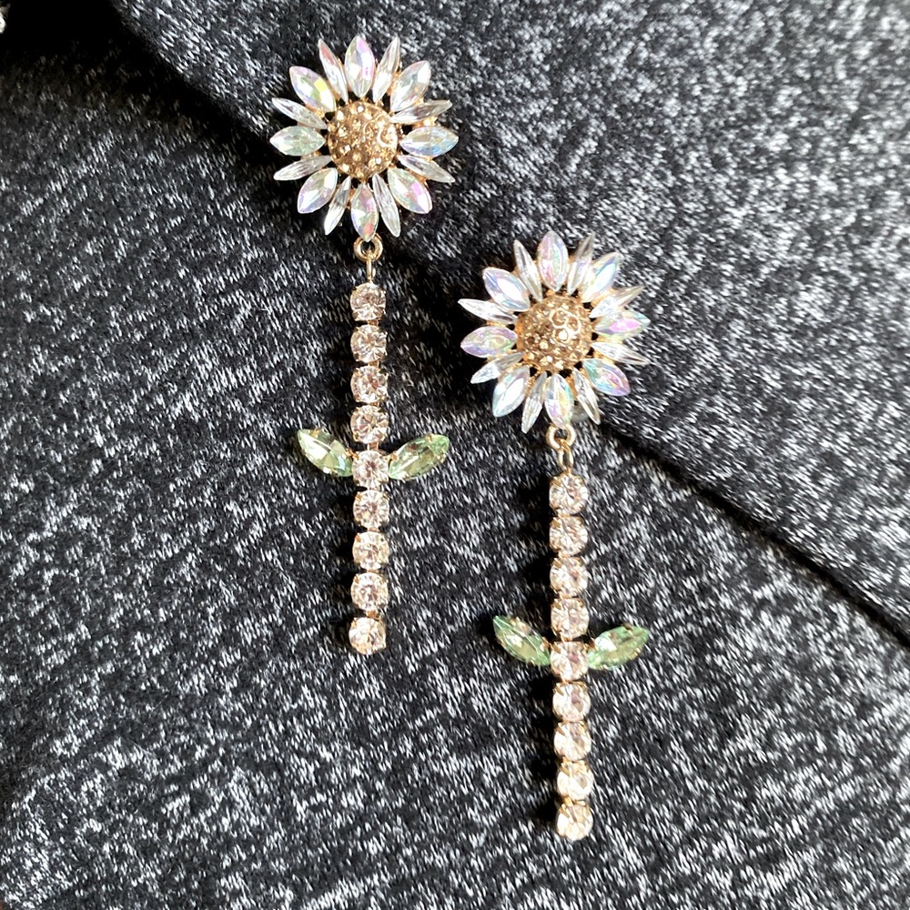 DARLING, playful, rhinestone daisy pierced earrings